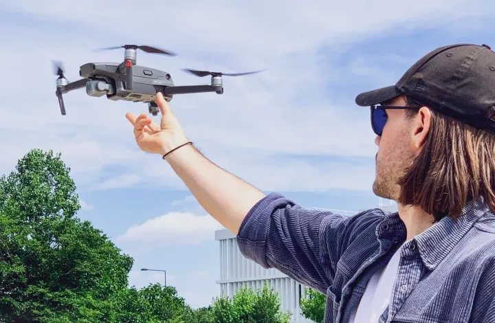 Télépilote drone civil en formation attrapant un UAS à la main